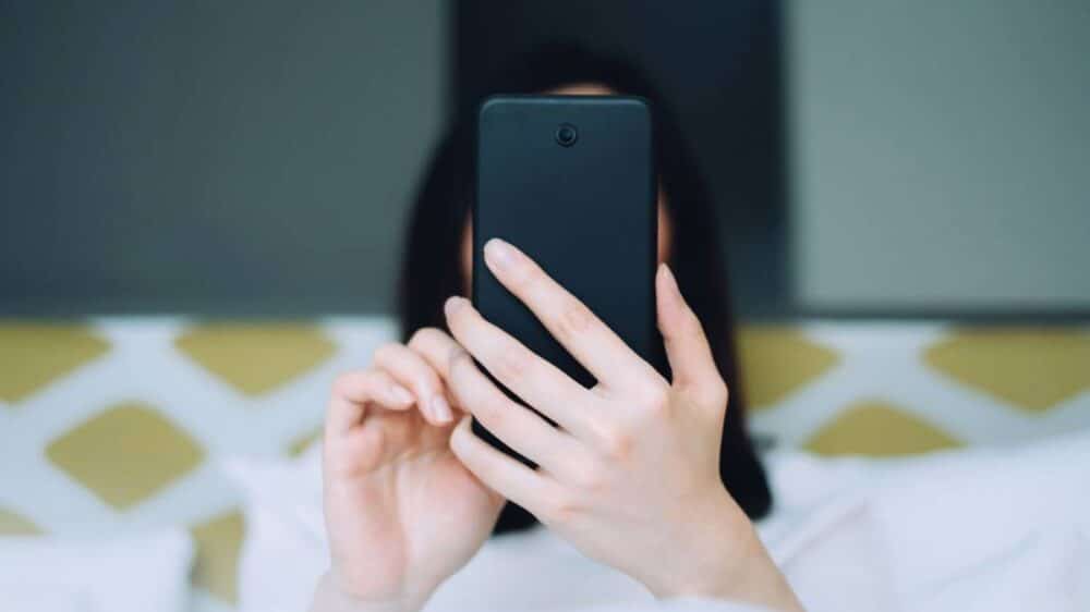 24enne a processo dopo aver pubblicato foto della suocera su un sito di incontri erotici: le minacce