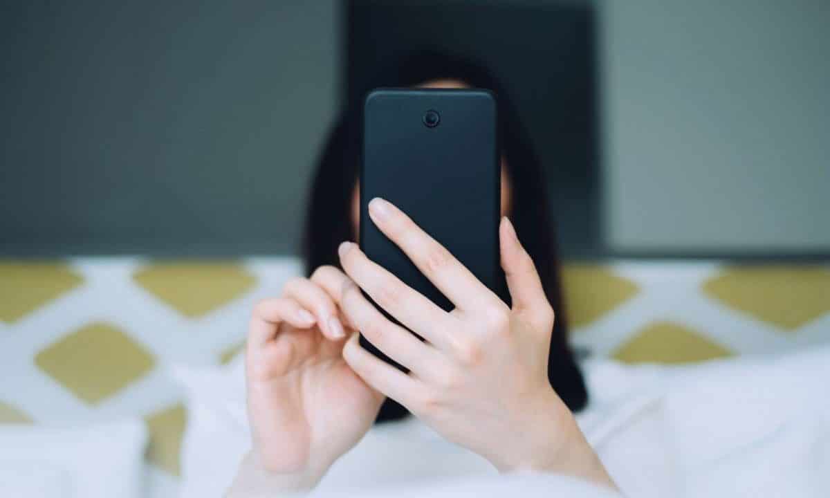 24enne a processo dopo aver pubblicato foto della suocera su un sito di incontri erotici: le minacce