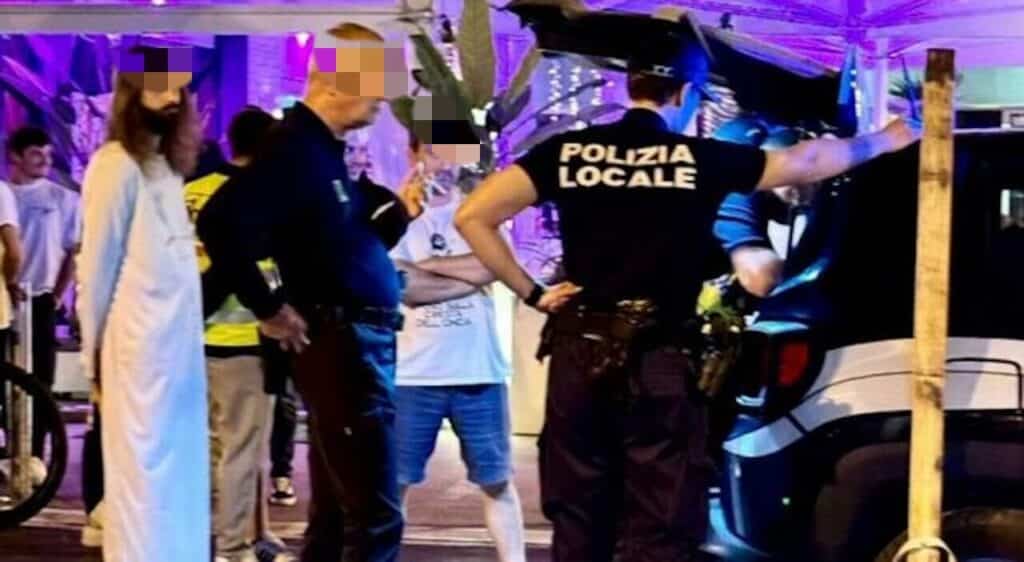 Un addio al celibato costato caro al futuro sposo a cui la polizia locale ha sequestrato la grossa croce di legno trascinata per le vie del centro
