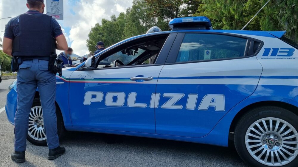 Milano, 86enne aggredita da un ladro: rubata collana da 10mila euro