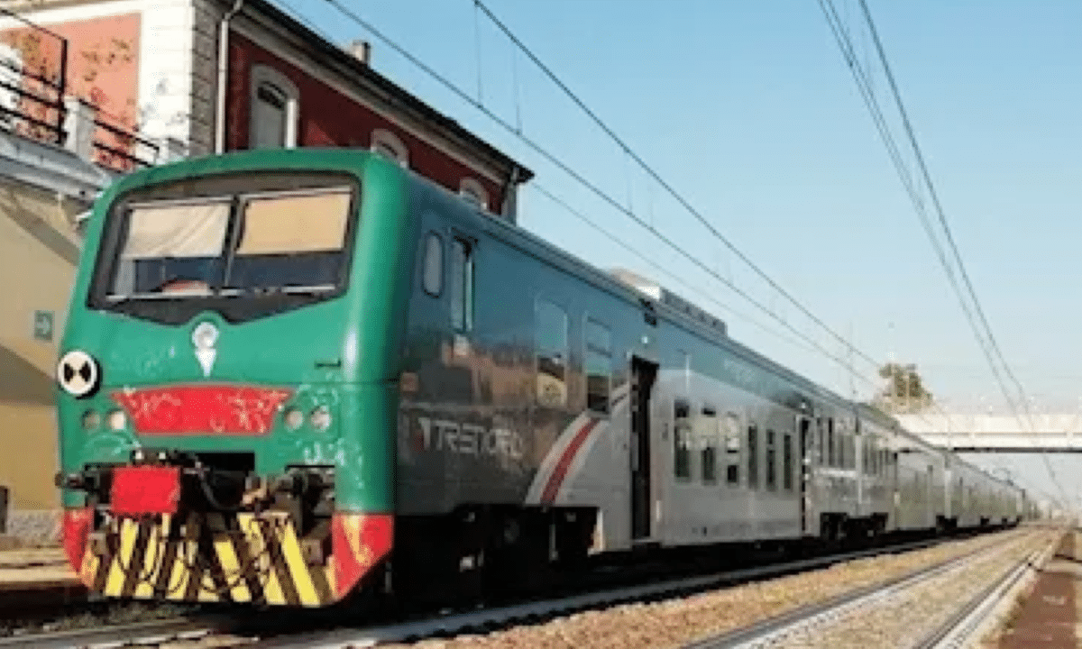 Le telecamere di videosorveglianza di zona li hanno ripresi mentre si davano un ultimo, intenso abbraccio. Poi il salvo verso la morte, insieme