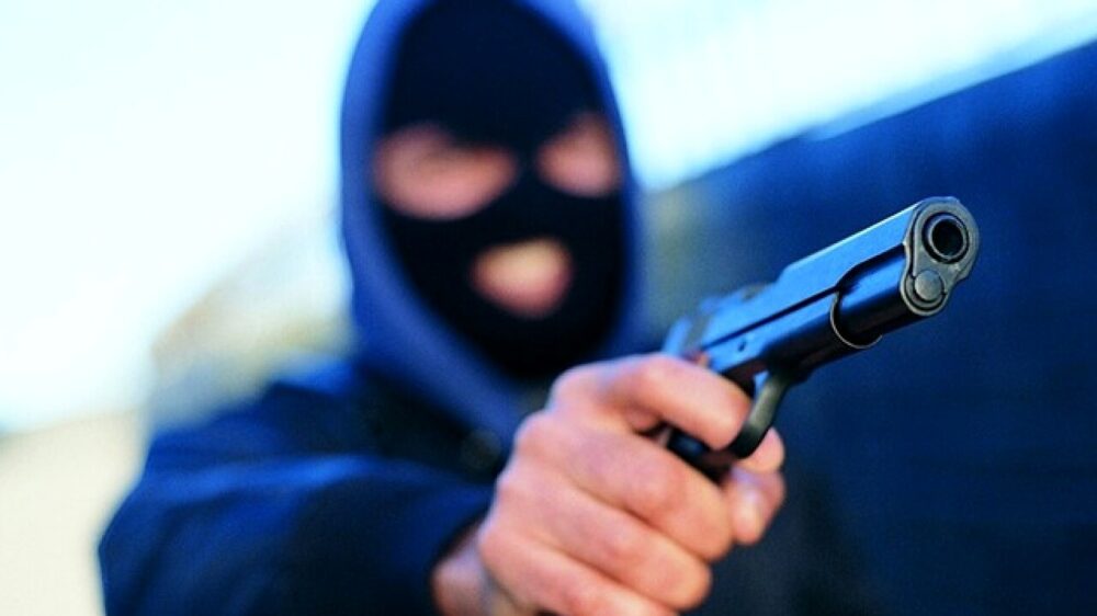 "Sono Robin Hood, datemi i soldi", rapinatore dal cuore d'oro che ruba ai "ricchi" per dare ai "poveri"