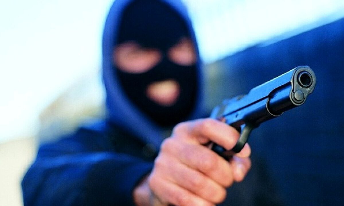 "Sono Robin Hood, datemi i soldi", rapinatore dal cuore d'oro che ruba ai "ricchi" per dare ai "poveri"