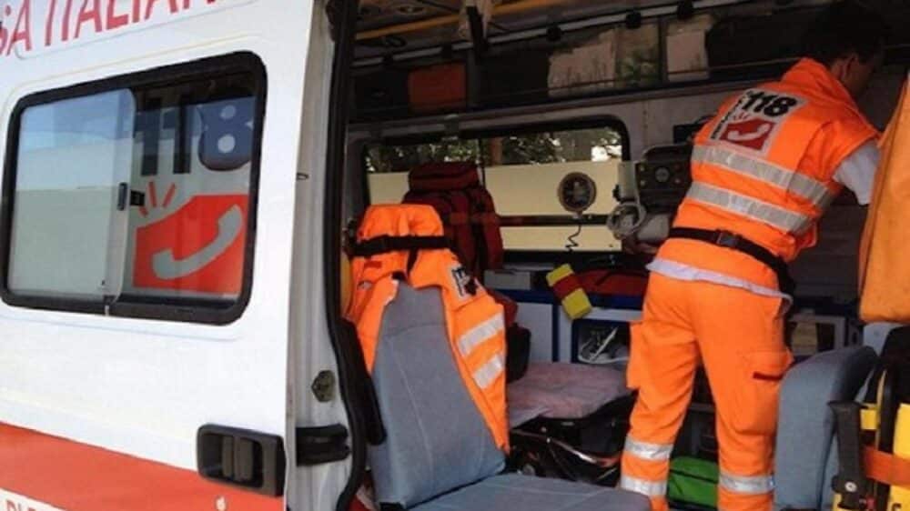 Volla, chiama il 118 per un'emergenza, ma fa una richiesta bizzarra: «Visto che siete qui ci spostate i mobili del salone?»