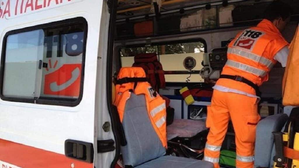 Volla, chiama il 118 per un'emergenza, ma fa una richiesta bizzarra: «Visto che siete qui ci spostate i mobili del salone?»