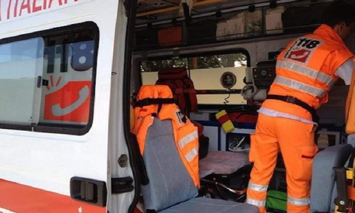 Volla, chiama il 118 per un'emergenza, ma fa una richiesta bizzarra: «Visto che siete qui ci spostate i mobili del salone?»