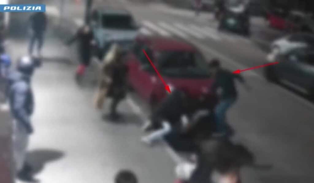 aggredito gay folla salva