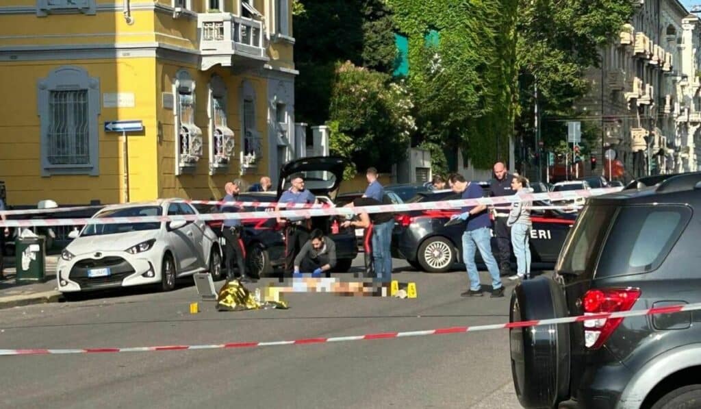 cadavere strada milano (foto Leggo)