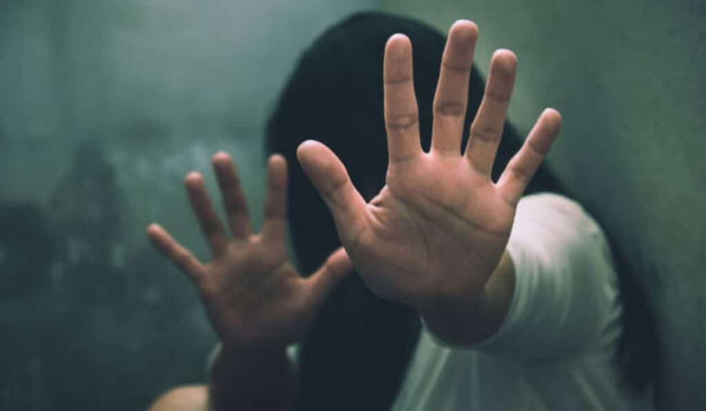 figlia 16enne festa stuprata