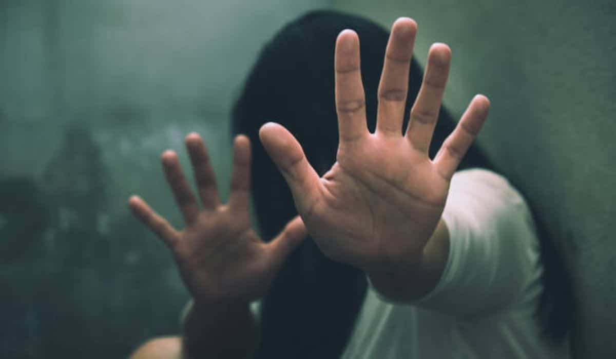 figlia 16enne festa stuprata