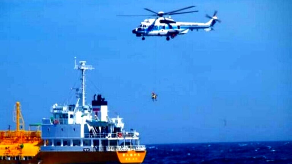 20enne rimane in mare aperto su un tubo gonfiabile: lo strano caso