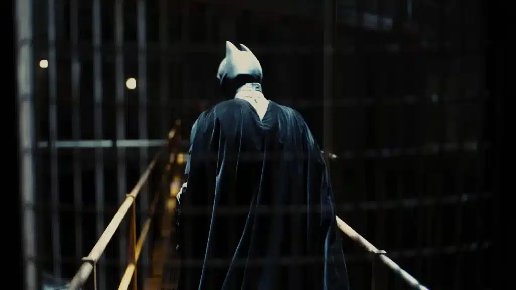 A differenza dell'originale cavaliere oscuro di Gotham, il batman cagliaritano non è riuscito a dileguarsi in tempo nell'oscurità della notte