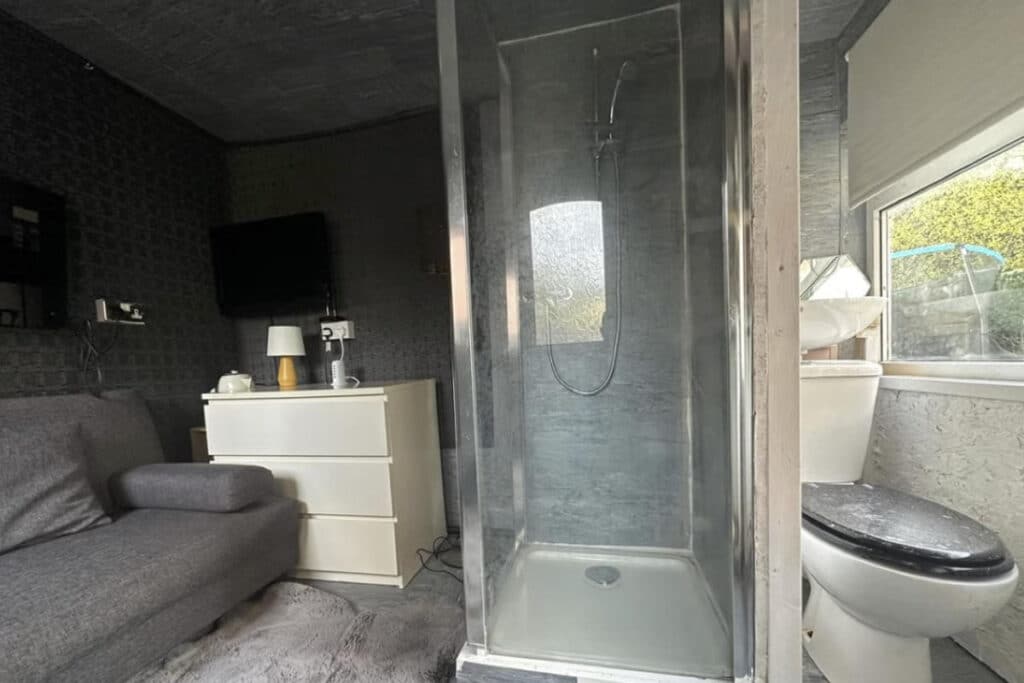 "Immagina dover lavare i piatti mentre ti pieghi sopra il wc". Scrive un utente