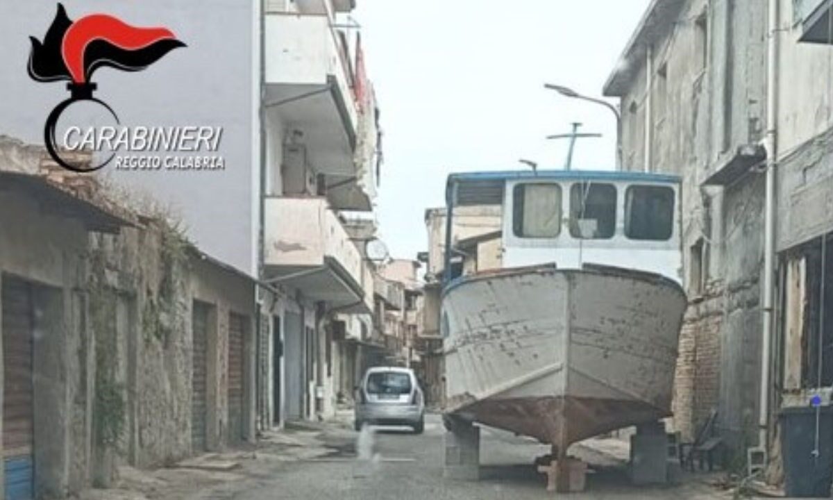 Gioia Tauro, parcheggia la barca di 10 metri in strada: lo scandalo