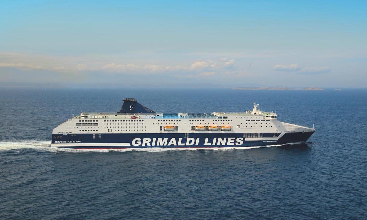 Dopo le ferie in Sardegna la coppia di turisti trentini doveva raggiungere Livorno per tornare a casa. E, senza i biglietti per i nipoti, ha pensato di risolvere il problema in maniera "alternativa"