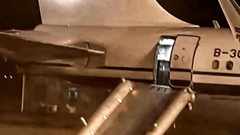 Panico in volo, una passeggera apre il portellone d'emergenza: ecco cos'è accaduto