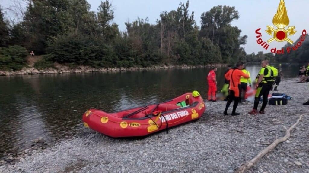 I familiari lo avrebbero visto fare qualche bracciata per poi scomparire, trascinato via dalla corrente