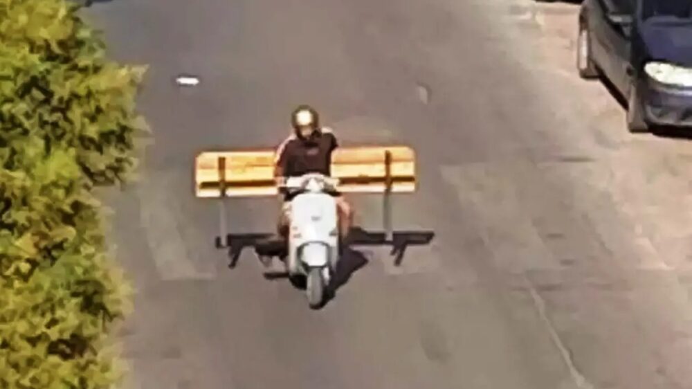 Strano furto a Palermo, ruba una panchina e la carica sul motorino: ecco perché