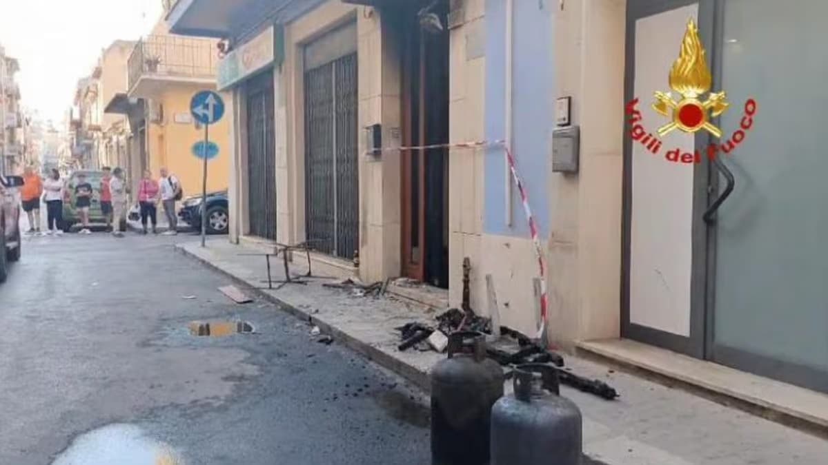 Vittoria, 28enne brucia la casa dell'ex fidanzata: ragazza salvata in extremis da un poliziotto