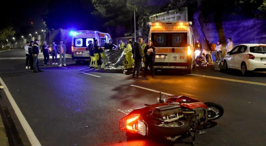 arezzo 15enne motorino palo muore