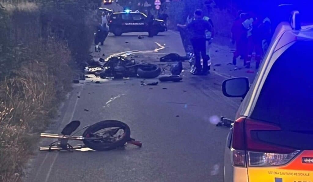 scontro moto motorino morti