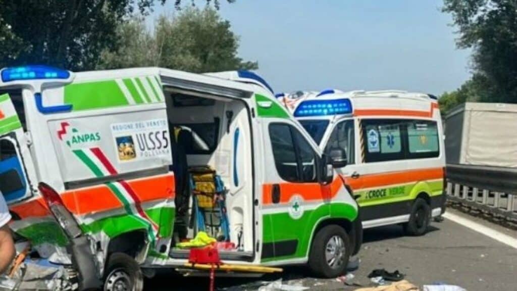 travolta ambulanza soccorso feriti