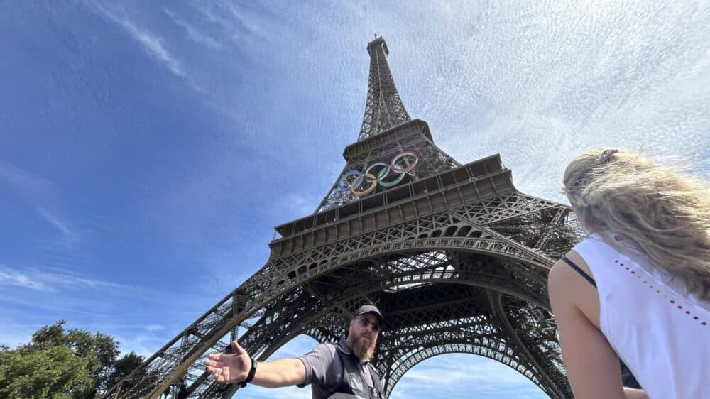 33enne scala la Torre Eiffel a torso nudo senza protezioni: evacuato il monumento