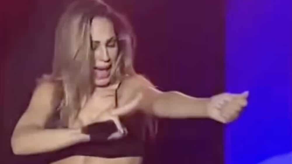 Anna Tatangelo punta da una vespa durante un concerto: “Non ci siamo fatti mancare niente” (VIDEO)