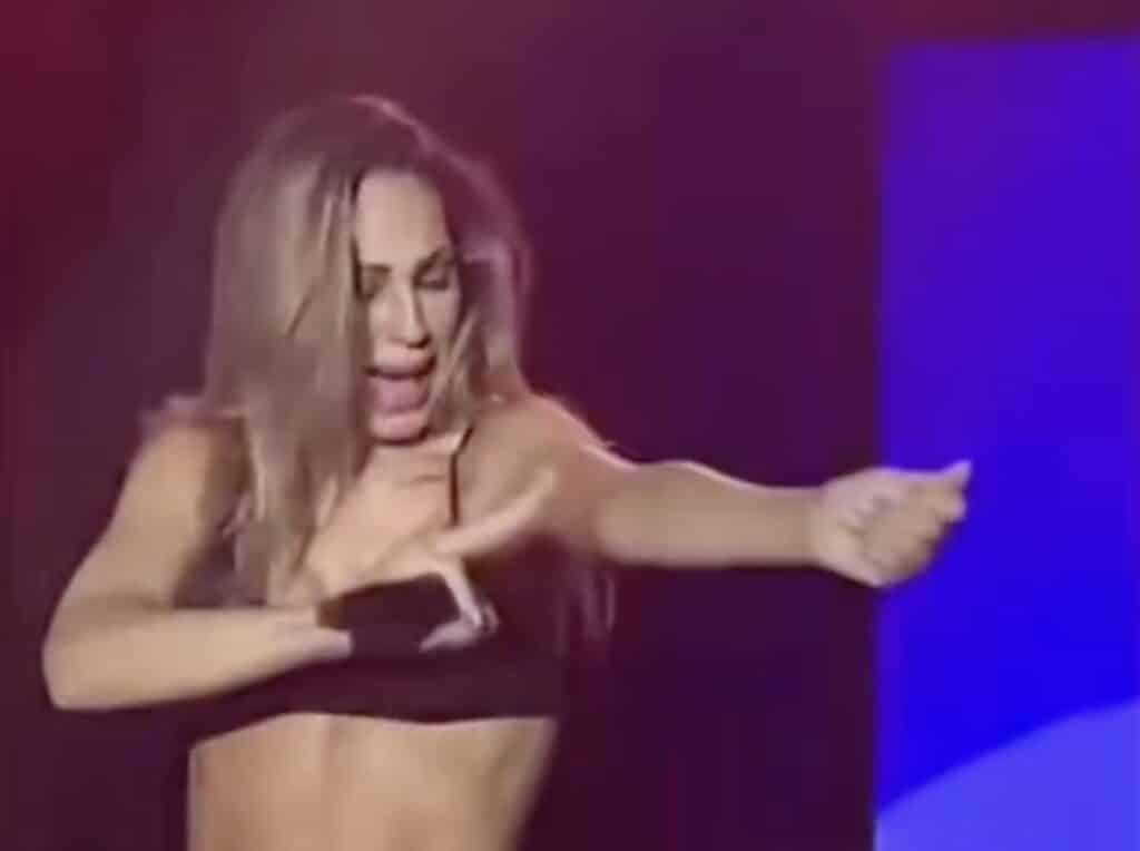 Anna Tatangelo punta da una vespa durante un concerto: “Non ci siamo fatti mancare niente” (VIDEO)