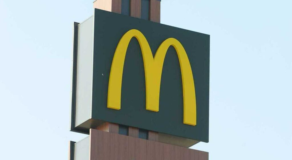 Dipendente dà fuoco al McDonald's perché è affollato: «Troppi clienti da servire»
