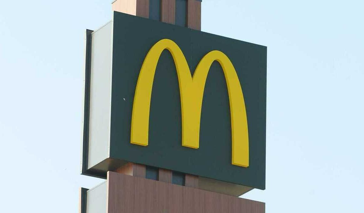 Dipendente dà fuoco al McDonald's perché è affollato: «Troppi clienti da servire»