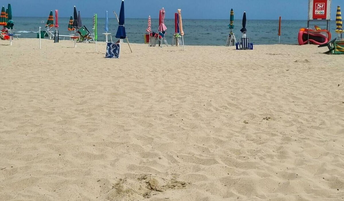 Fulmine in spiaggia ad Alba Adriatica, 41enne in gravi condizioni: “Boato fortissimo”