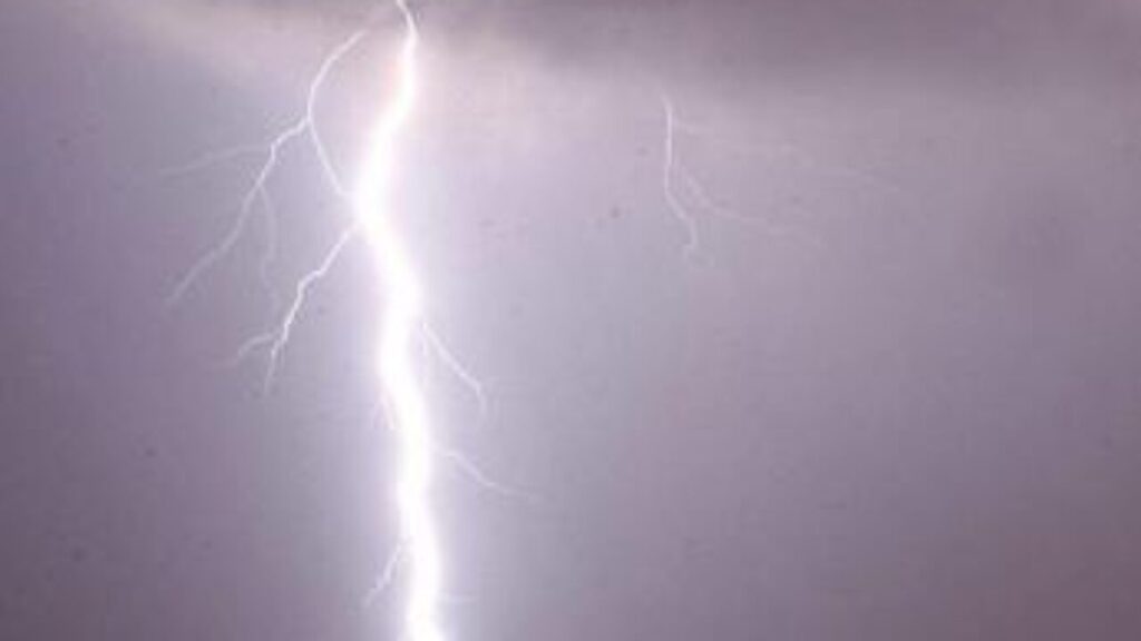 Fulmine in spiaggia ad Alba Adriatica: ecco cosa bisogna fare per proteggersi