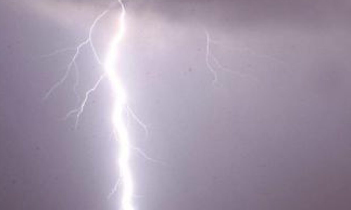 Fulmine in spiaggia ad Alba Adriatica: ecco cosa bisogna fare per proteggersi