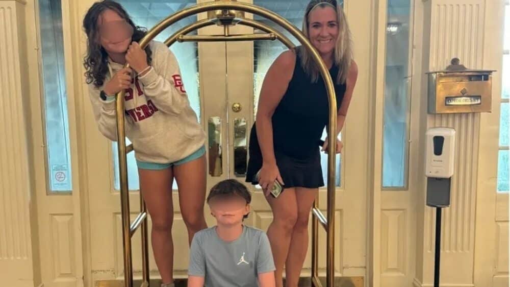 Mamma vive con i tre figli in un albergo: "È più economico di un affitto"