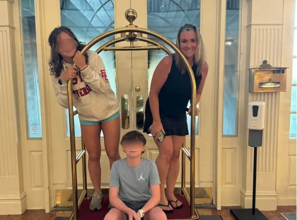 Mamma vive con i tre figli in un albergo: "È più economico di un affitto"