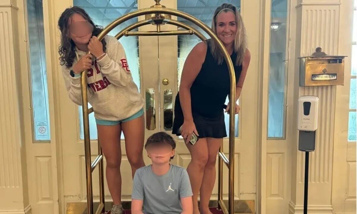 Mamma vive con i tre figli in un albergo: "È più economico di un affitto"