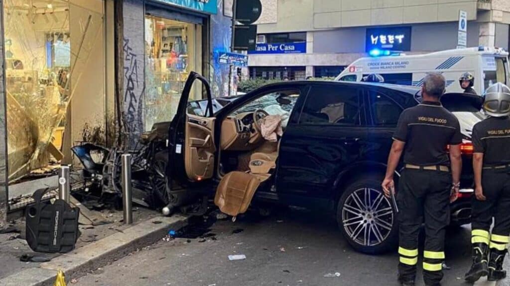 Il violento schianto contro un negozio di dischi in pieno centro, tra via Sarpi e via Aleardi. Nella Chinatown milanese