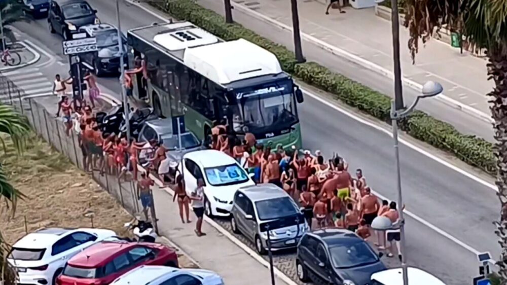 Montesilvano, bagnati in costume e con ghirlande al collo bloccano il bus: lo strano caso