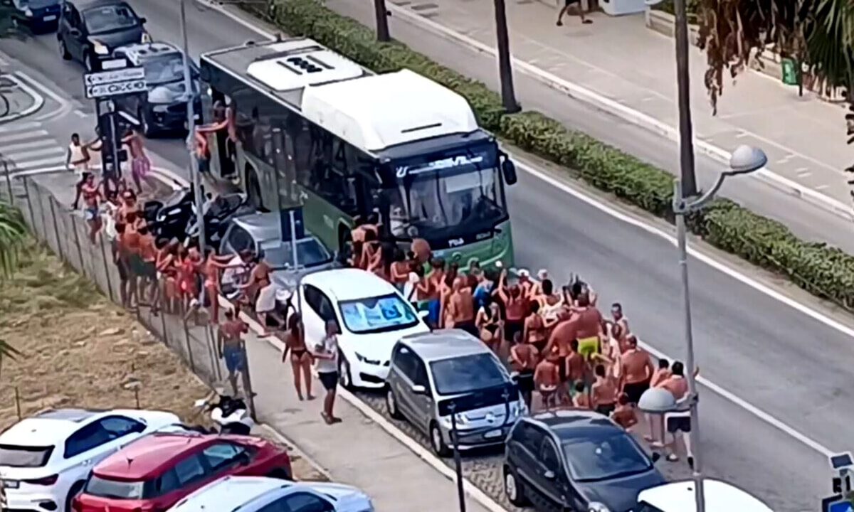 Montesilvano, bagnati in costume e con ghirlande al collo bloccano il bus: lo strano caso