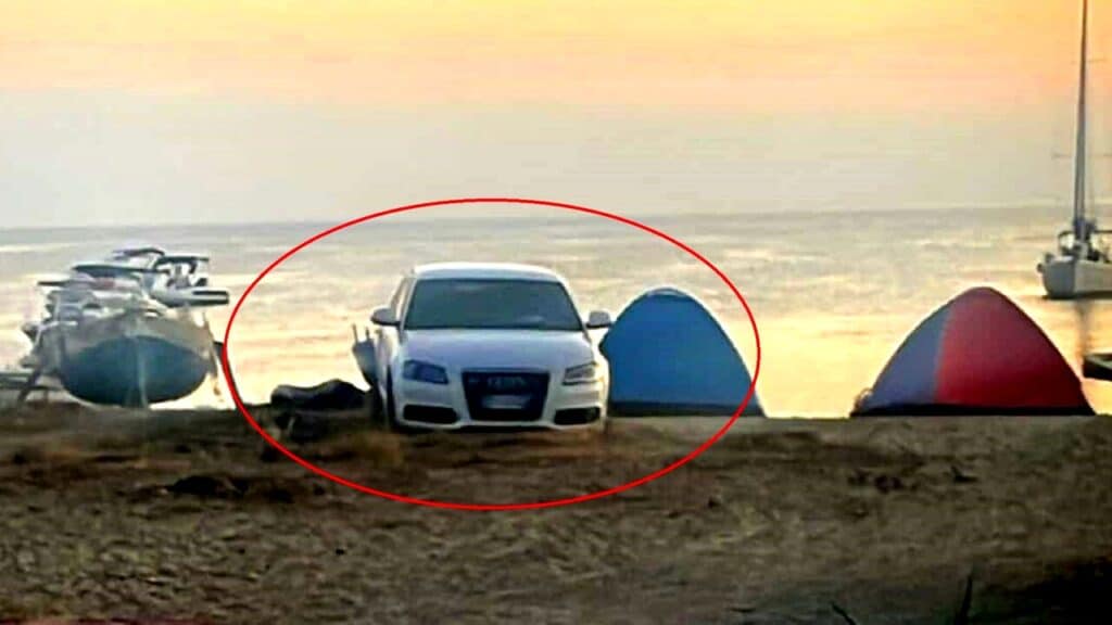 Notte di San Lorenzo, "parcheggia" l'auto in spiaggia e succede l'irreparabile