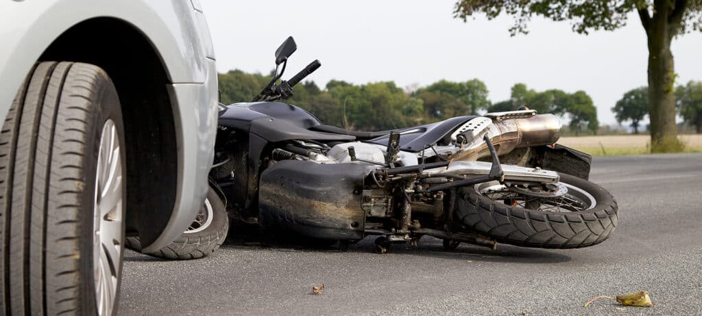 La vittima stava seguendo in moto il corteo funebre dell'amico, deceduto due giorni prima in un incidente motociclistico