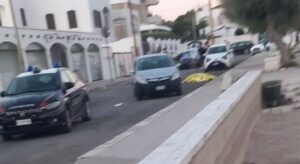 Puglia, si apre lo sportello e viene sbalzato fuori dall’auto: morto 24enne