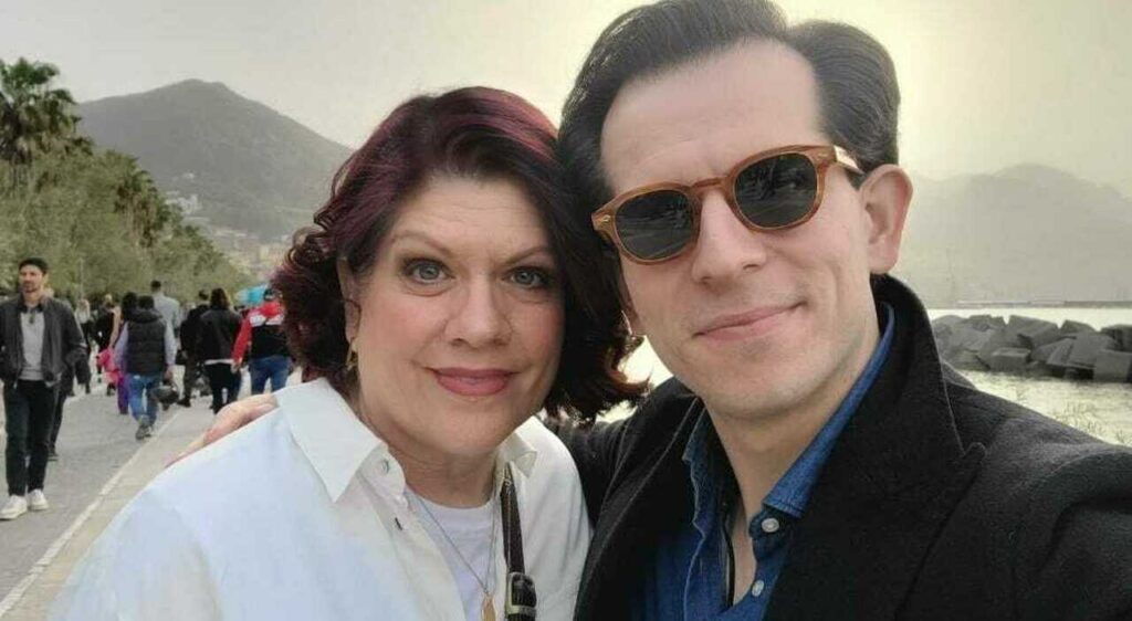 Rinuncia ad 8mila euro di pensione per trasferirsi in Italia con il figlio: è bufera