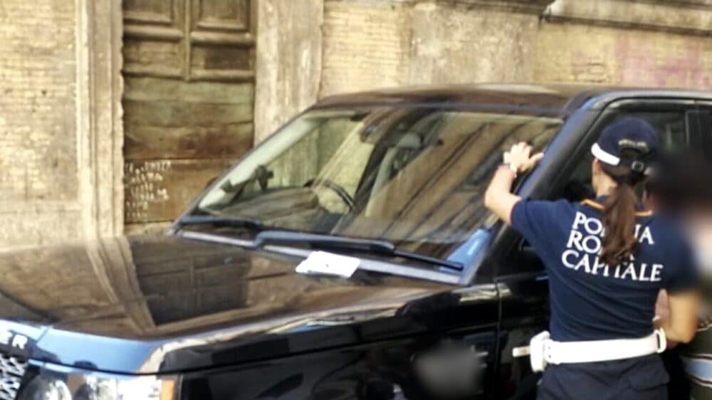 Roma, bambino bloccato in auto, salvato da polizia locale