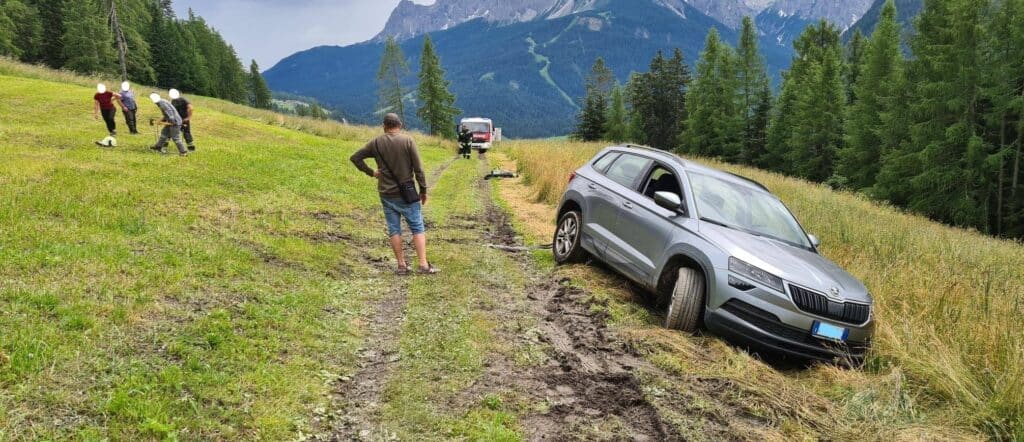 Segue il navigatore e rimane bloccato in montagna: la disavventura