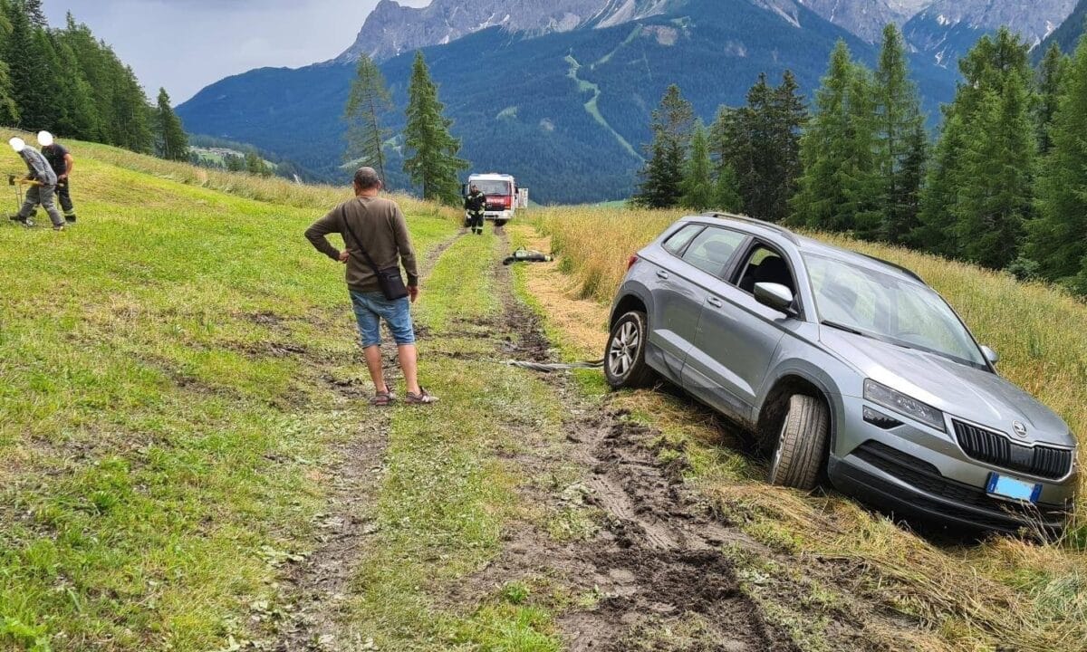 Segue il navigatore e rimane bloccato in montagna: la disavventura