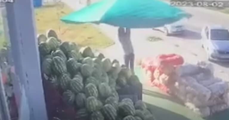 Via col vento! In Turchia un uomo è volato insieme all'ombrellone (VIDEO)