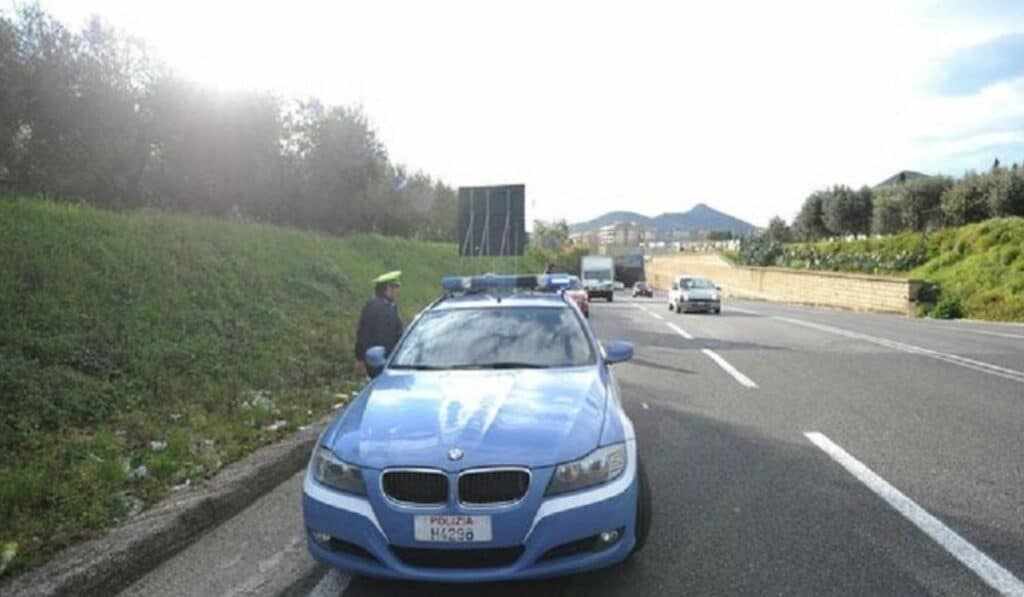 accoltella padre fugge cadavere bagagliaio