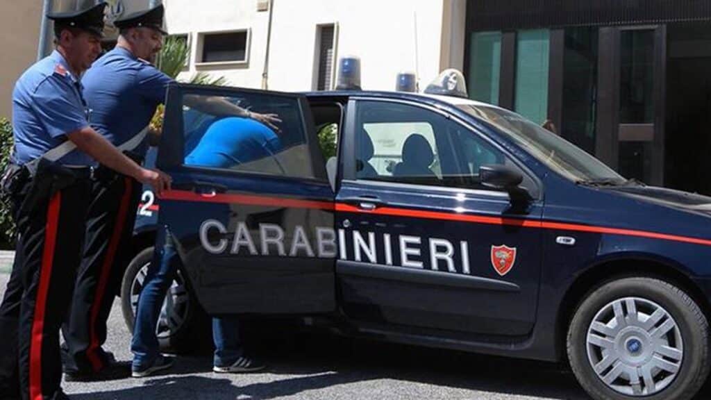 Agrigento, spara alle gambe